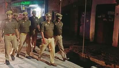 चंपापुरवा मोहल्ले में पैदल गश्त करती पुलिस