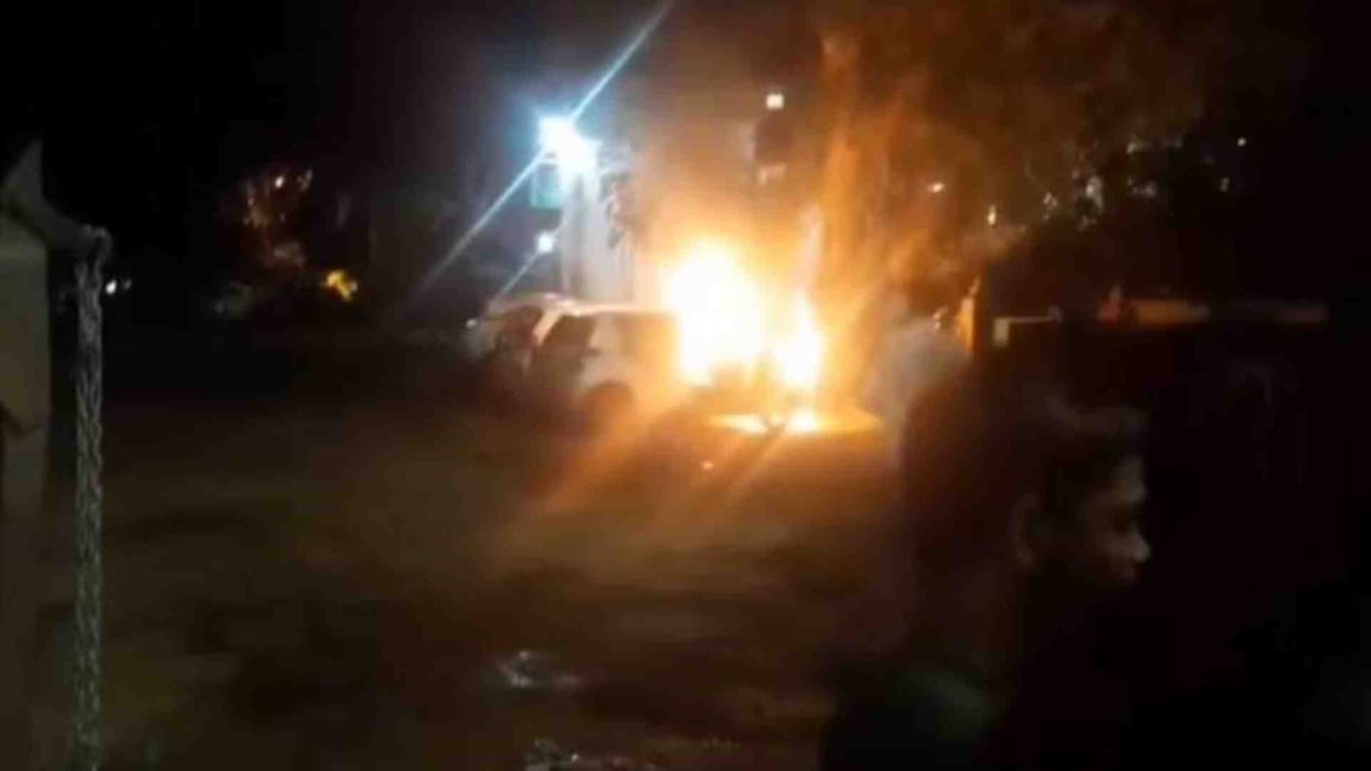 Car caught fire near petrol pump in Katni
