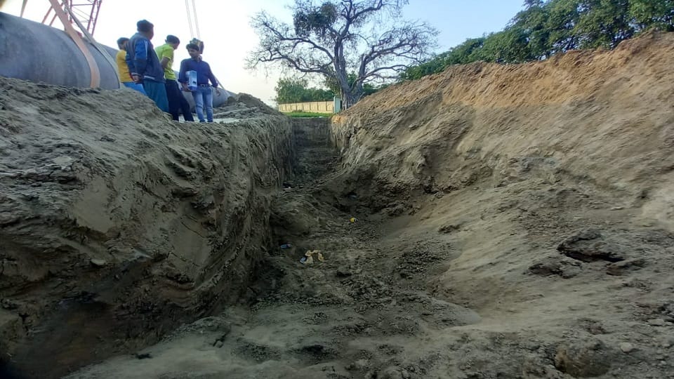 Two laborers buried under earthen mound during excavation one died
