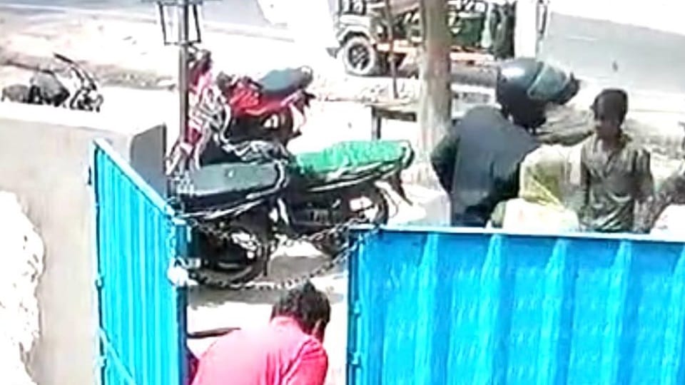 Teenager ran away snatching three and a half lakh rupees from the couple