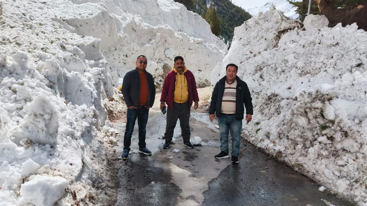 Malari-Niti Highway Chamoli Three feet snow team returned from the route Uttarakhand News in hindi