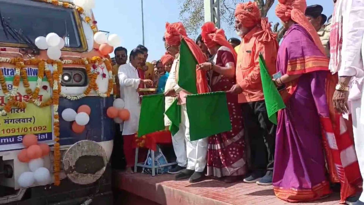 MP News: Minister flags off Memo train between Khandwa and Sanawad