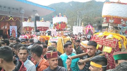 मंडी महाशिवरात्रि महोत्सव: पड्डल में उतरा देव लोक, एक ही जगह हो रहे देवी-देवताओं के दर्शन, देखें भव्य तस्वीरें Mandi Mahashivratri Festival: Dev Lok descended in Paddal, hundreds of Gods and Goddesses were seen at one pla