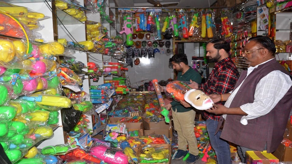 Holi colors spread on the market