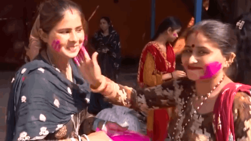 women celebrate Holi and Manoj Tiwari met After CAA implementation at Majnu Ka Tila