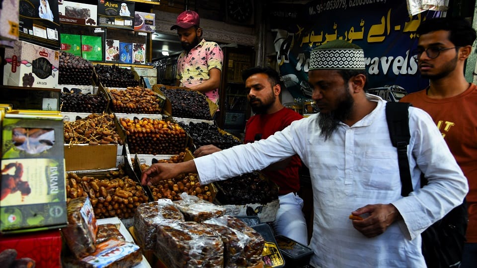 Delhi markets are buzzing due to Ramadan, people are shopping