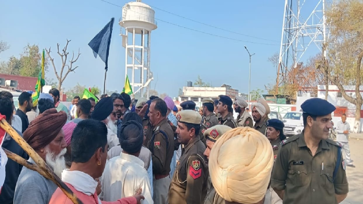 Ruckus at Devendra Babli program in Fatehabad; Minister supporter beaten by farmers, huge uproar on stage