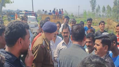 घटनास्थल पर पुलिस और प्रशासन के अधिकारी