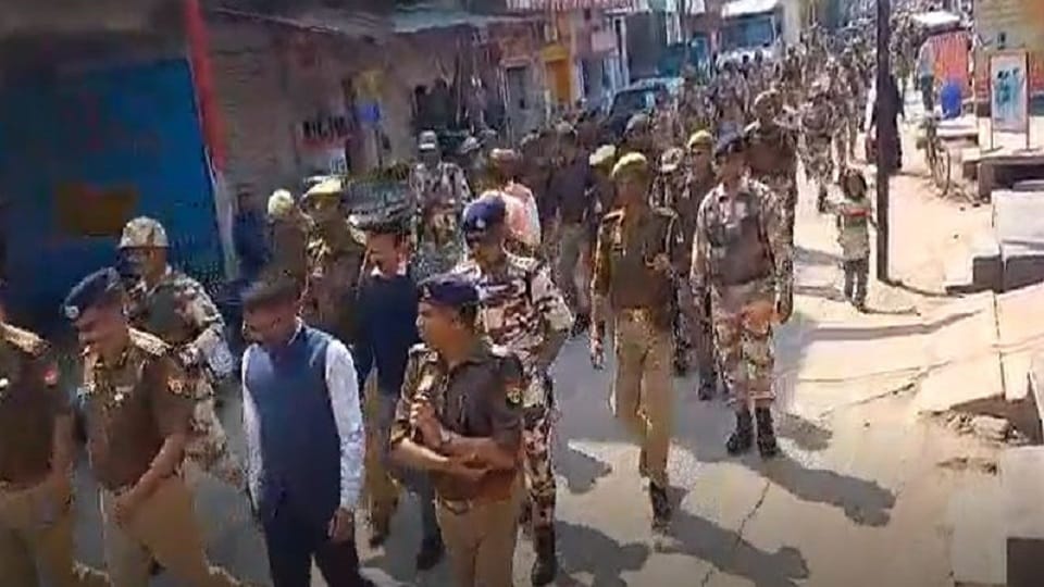 alert in Etah after the implementation of CAA DM and SSP marched on foot with the police force