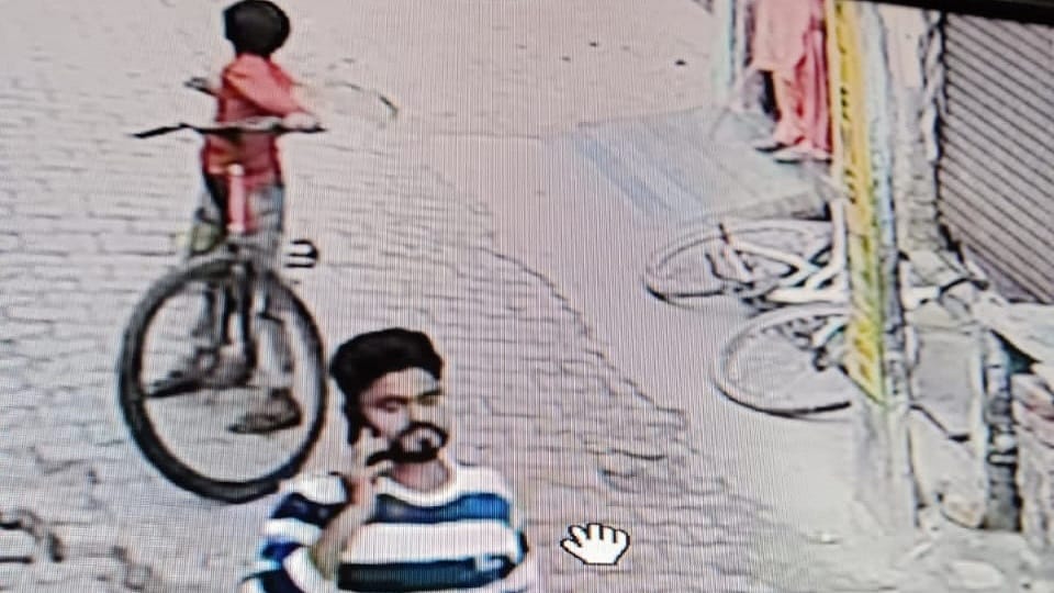 suspicious young man taking child mother raised ran away from spot