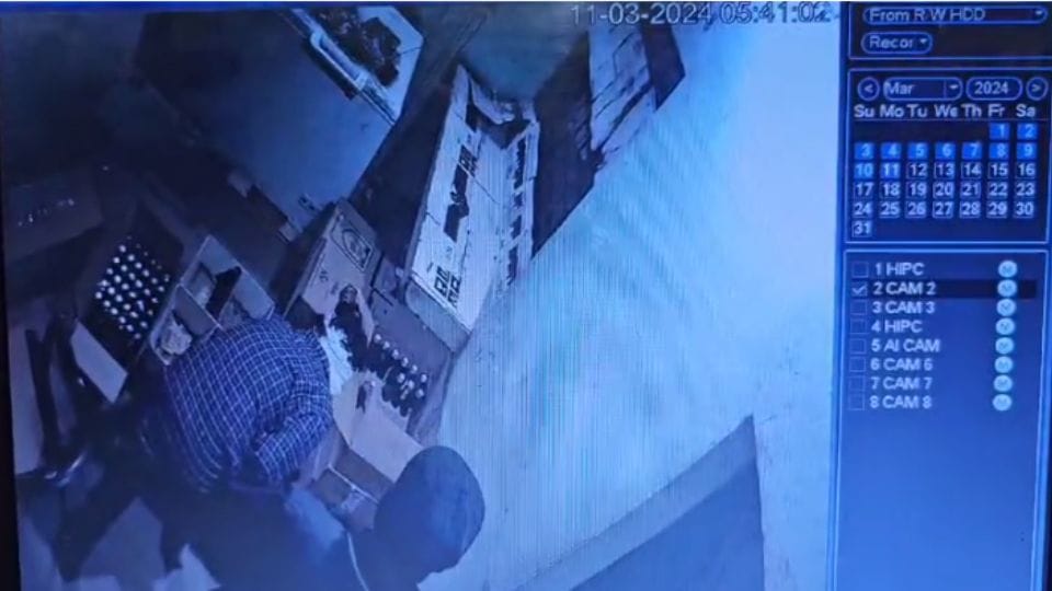 Masked robbers looted money and liquor in Korba