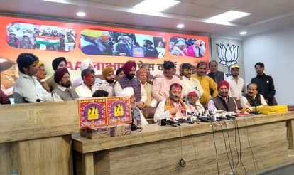 दिल्ली भाजपा अध्यक्ष वीरेंद्र सचदेवा के साथ होली खेलते पाकिस्तानी, अफगानी शरणार्थी हिंदू और सिख।