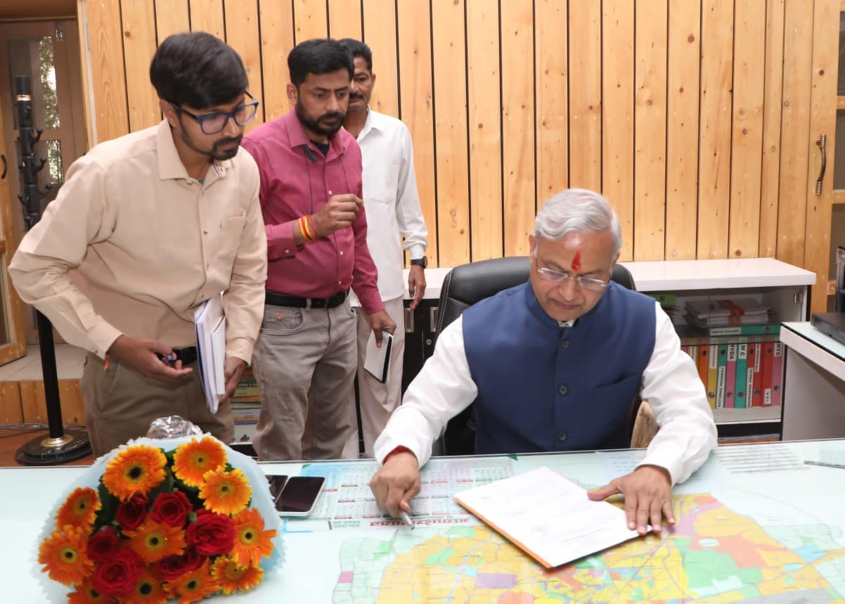 Indore: New Divisional Commissioner Deepak Singh took charge, said - conducting fair Lok Sabha elections is pr