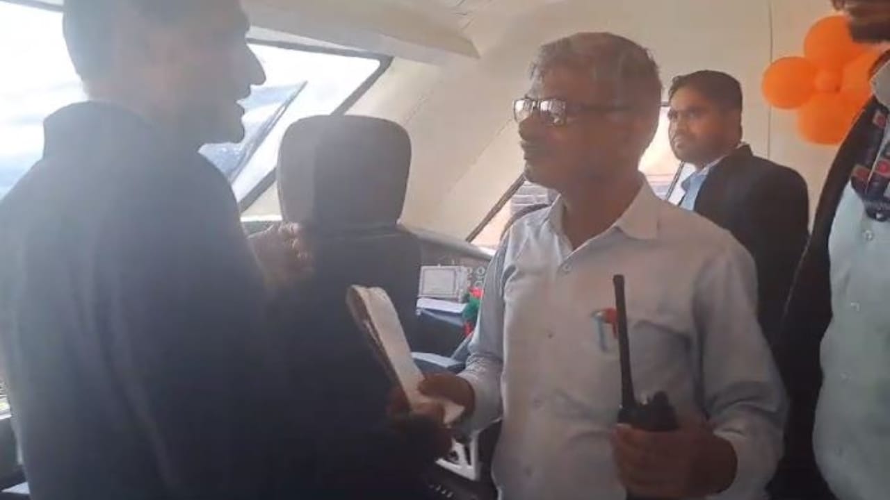 Vande Bharat Express from Dehradun reached Bareilly Junction