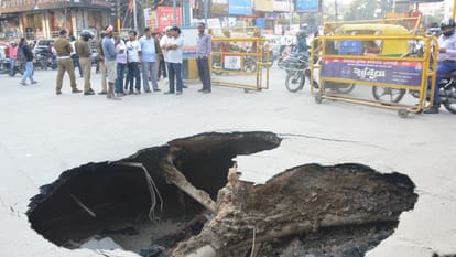 Varanasi News: सिगरा में पिछले साल दो करोड़ से बनी सड़क में हुआ 20 फीट लंबा गड्ढा, डायवर्ट किया गया यातायात Varanasi Sigra road pothole 20 feet long built last year worth 2 crore