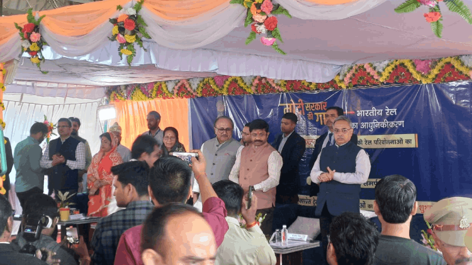 Inauguration of Vande Bharat train from Prayagraj to Gorakhpur PM showed virtual flag