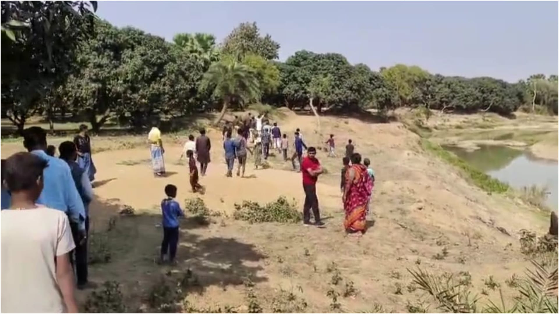 घटनास्थल पर जुटे स्थानीय लोग।