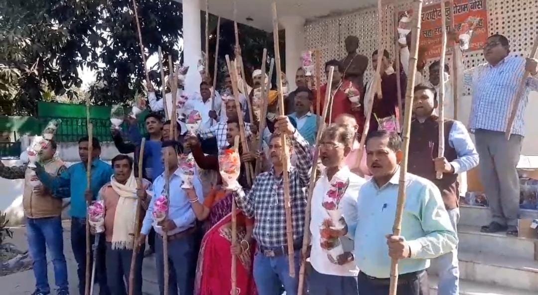 Bihar News : KK Pathak education department salary stop letter to 20 teachers for showing lathi