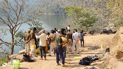 Bihar News : खाई में गिरी पिकअप वैन, चार की मौत, 26 घायल; तीर्थ पर गुप्ता धाम जा रहे थे सभी लोग Bihar News: Pickup van fell into a ditch in Rohtas, many people died; Everyone was going to Gupta Dham