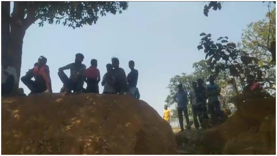 Dead body of young man missing from Shahdol house found hanging from tree