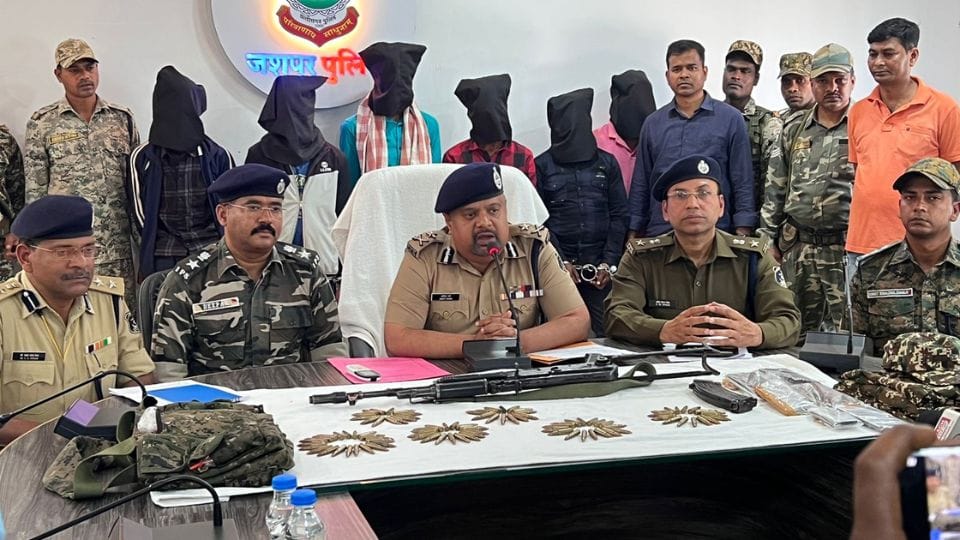 Jashpur Police arrested jharkhand janshkti morcha area commander and five other naxalite