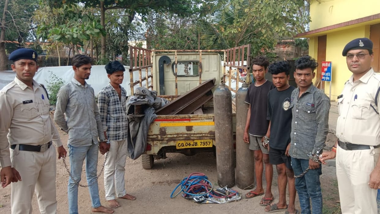 Crime News: During the night, five thieves crosses an electric pole with a gas cutter