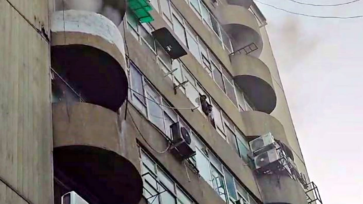 Indore News Fire breaks out in Industry House on AB Road many people trapped on upper floor