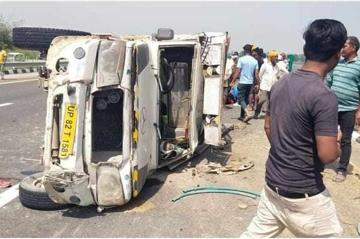 Pickup overturns due to tire burst one dead many people injured in Mau