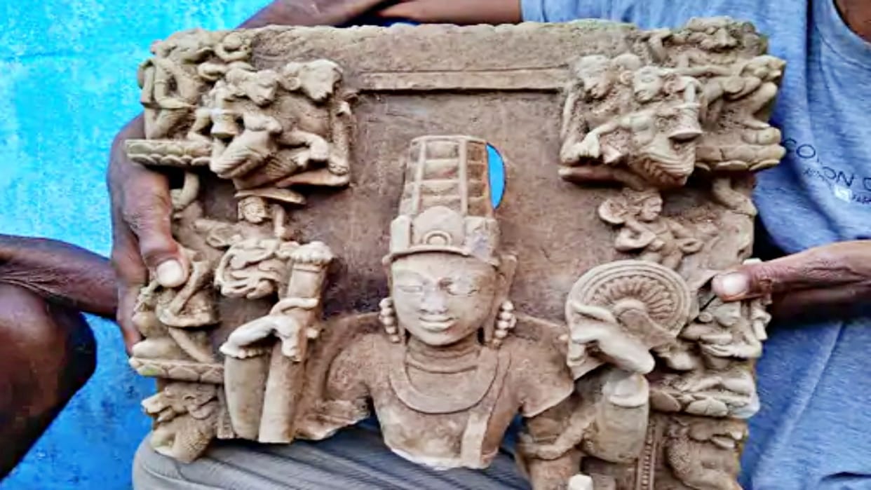 Anuppur Broken idol of Lord Vishnu found in Pakriha village