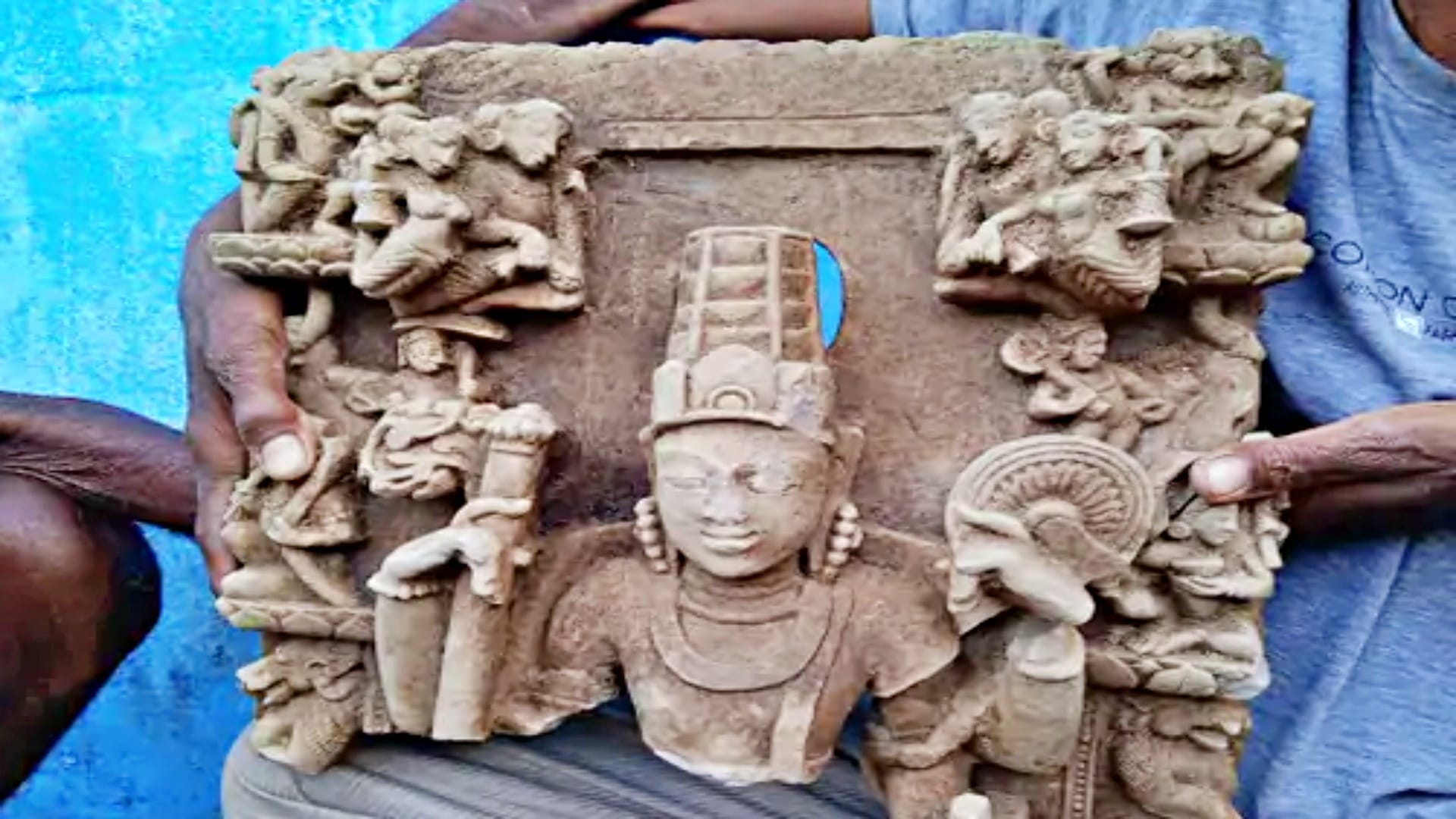 विष्णु की खंडित मूर्ति