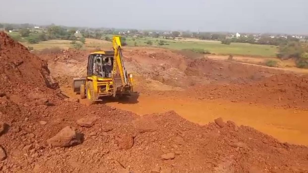 Gwalior Administration raid against illegal excavation on mines of Murom