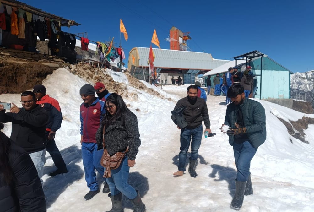 Uttarakhand Weather: Auli covered with Heavy Snow Huge crowd of Tourist To See Beautiful View