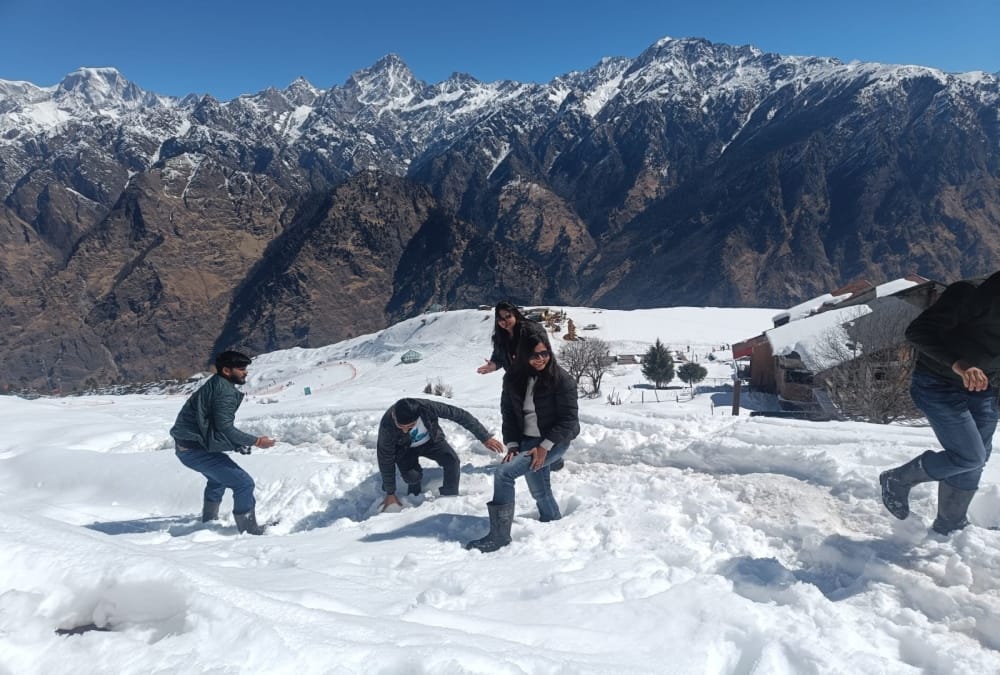 Uttarakhand Weather: Auli covered with Heavy Snow Huge crowd of Tourist To See Beautiful View