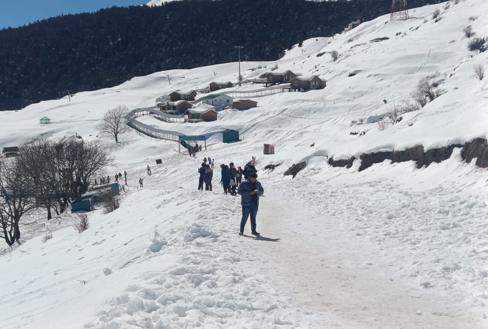 Uttarakhand Weather: Auli covered with Heavy Snow Huge crowd of Tourist To See Beautiful View