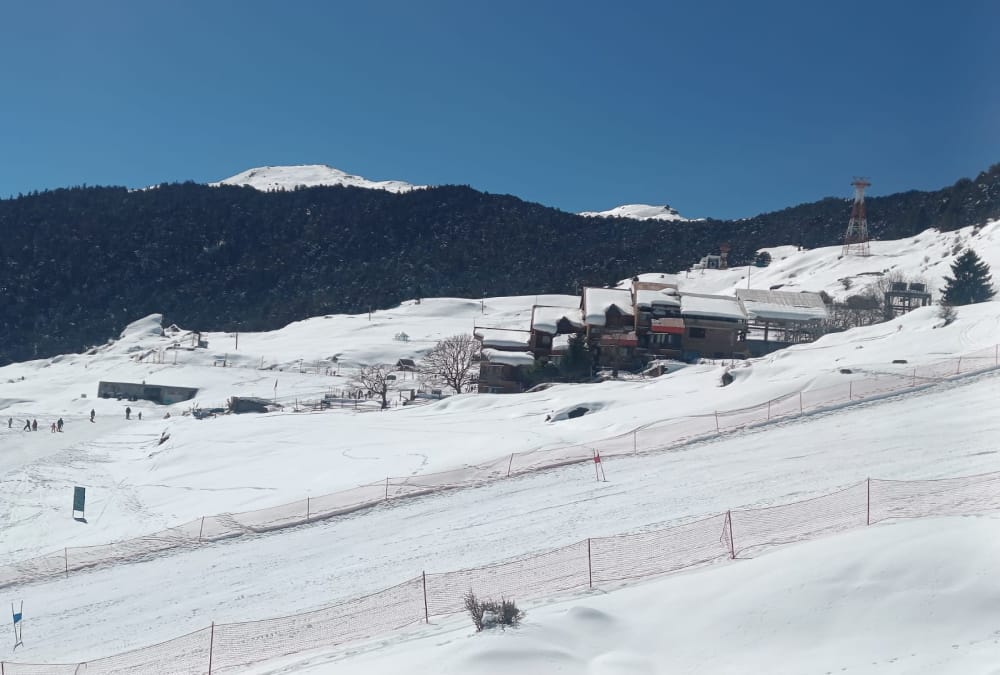 Uttarakhand Weather: Auli covered with Heavy Snow Huge crowd of Tourist To See Beautiful View