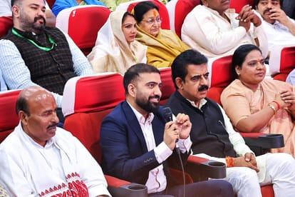 Indore: Prime Minister Modi talked to the youth of Indore during the program of PM-Suraj Portal.