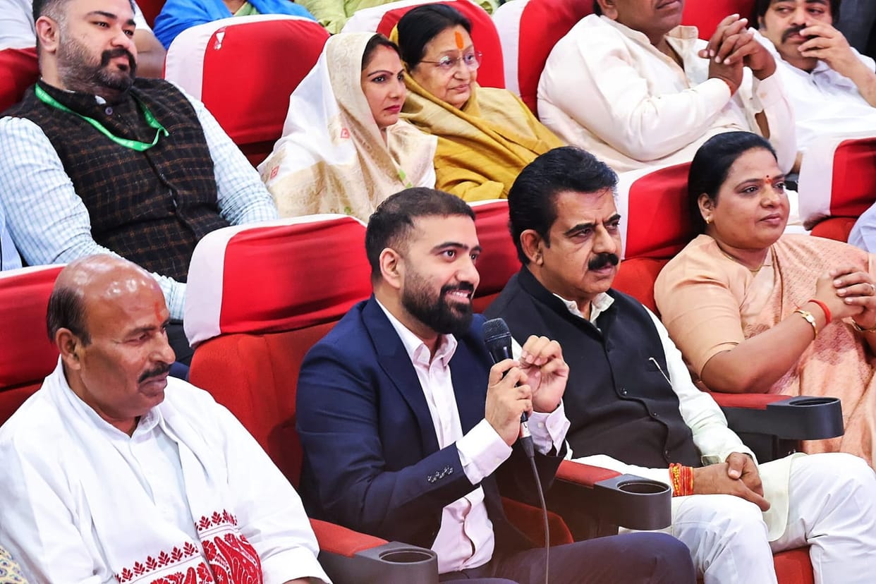 Indore: Prime Minister Modi talked to the youth of Indore during the program of PM-Suraj Portal.