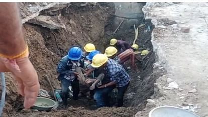 Rajasthan News: Due to lack of proper arrangement, 4 workers working on sewerage line fell into mud, 2 died