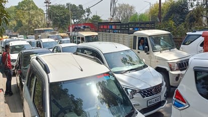 Bearing of 57 year old Shastri bridge slipped, people are facing traffic jam due to one way traffic.