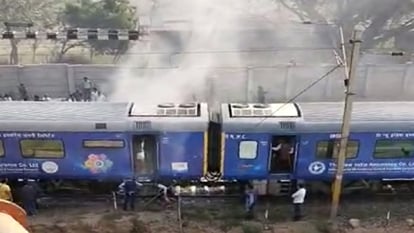 Aligarh News: शताब्दी एक्सप्रेस की बोगी से उठा धुआं, यात्रियों में मची खलबली, 20 मिनट तक खड़ी रही ट्रेन Smoke rising from the bogie of Shatabdi Express