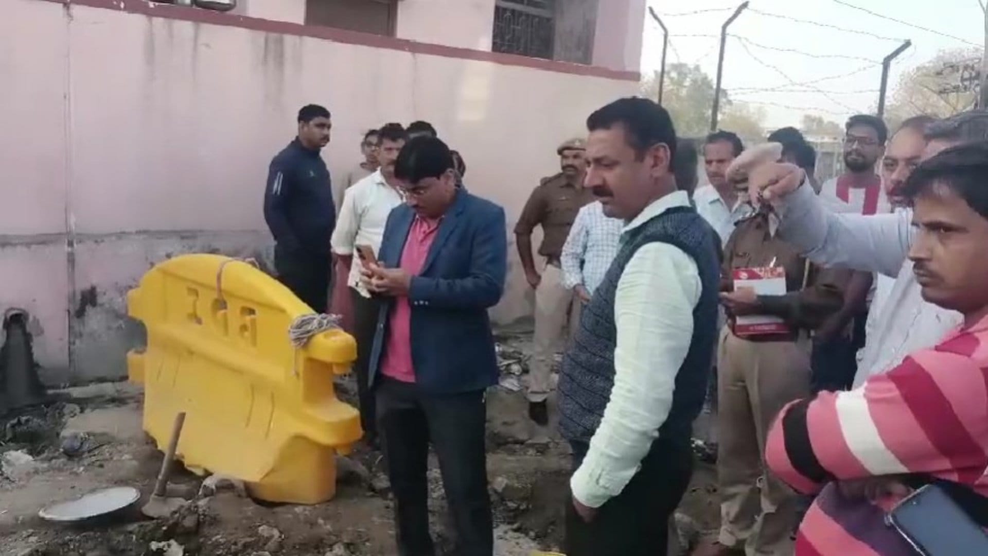 घटनास्थल पर पहुंचे स्थानीय लोग और पुलिस