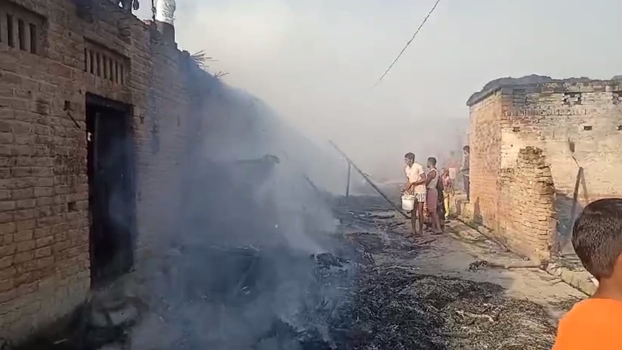 12 houses burned out in a fire in Sitapur.