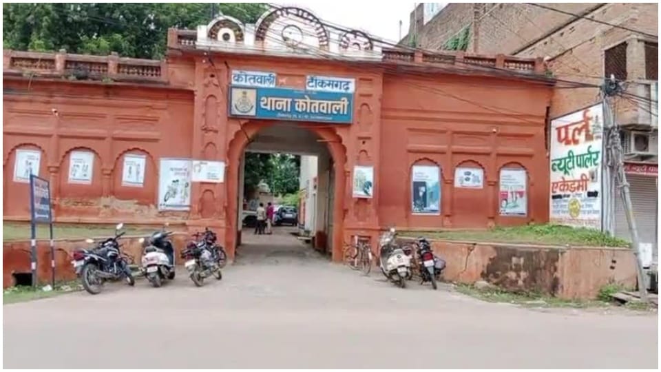 Suspected thief ran away from Tikamgarh police station