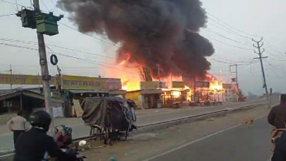 Greater Noida Hindi News Fire broke out in shops near Gaur City