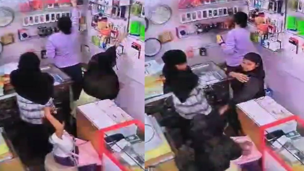 women stole mobile from shop in presence of sales girl and ran away In Agra