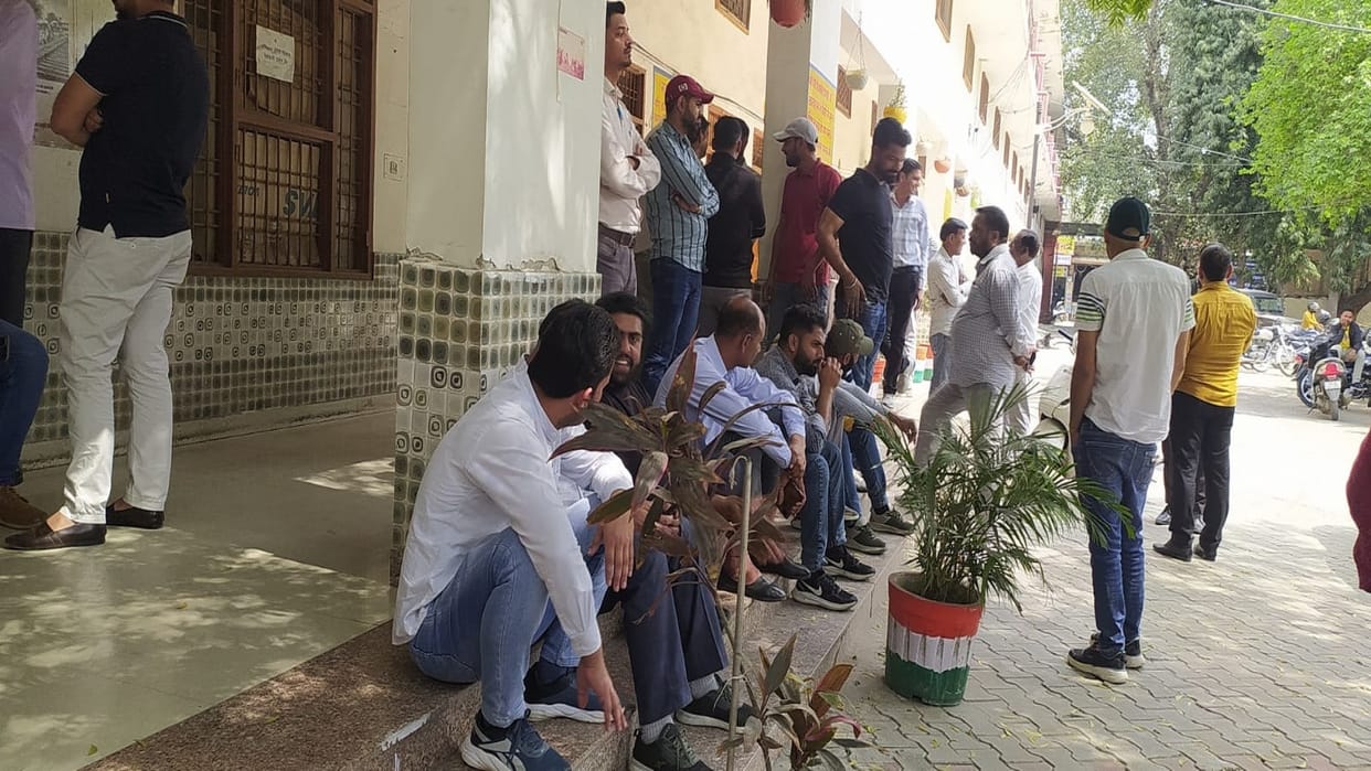 Councilor threw file in office of EO of Municipal Council in Dadri, computer equipment broke