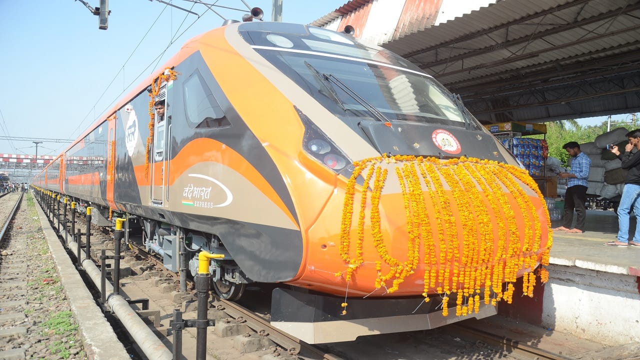 Vande Bharat Express from Dehradun reached Bareilly Junction