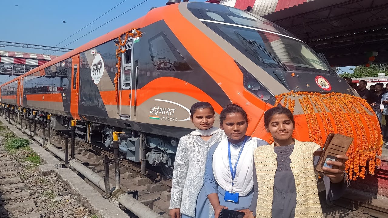 Vande Bharat Express from Dehradun reached Bareilly Junction
