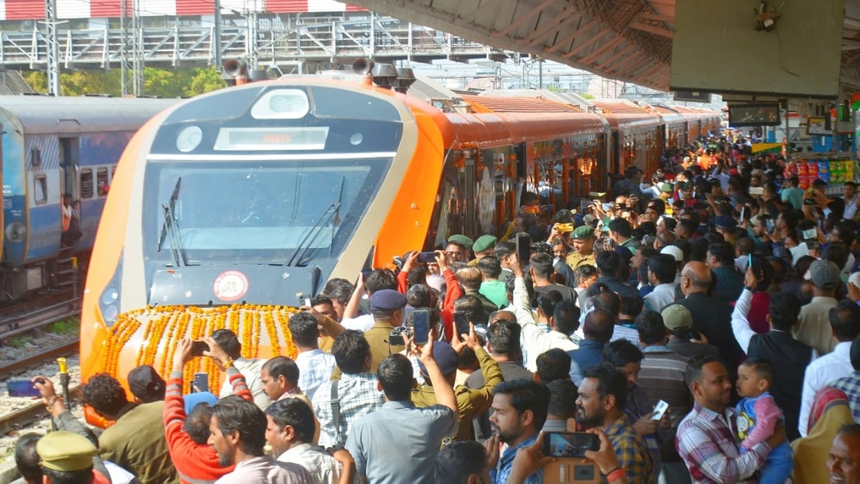 Vande Bharat Express from Dehradun reached Bareilly Junction
