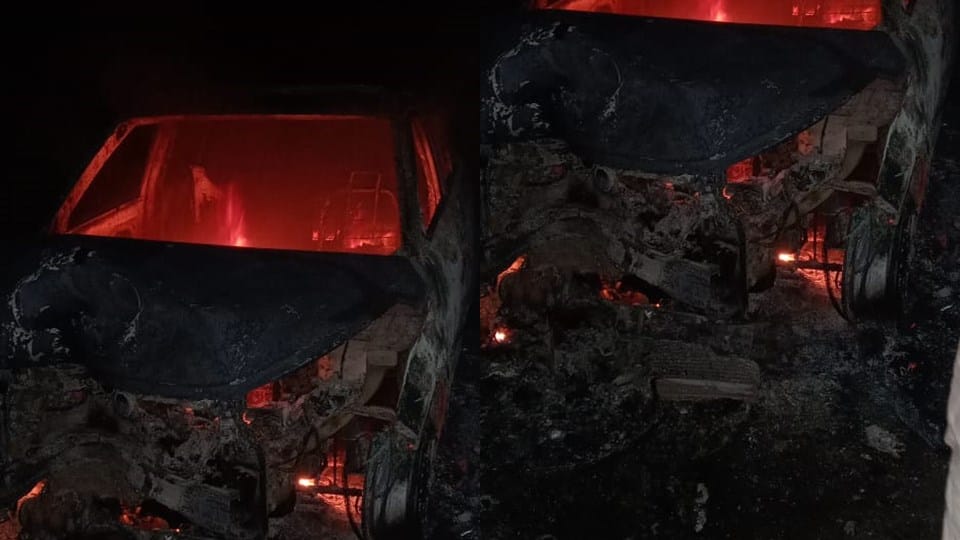 Amroha: Car caught fire after overturning, passengers jumped to save their lives, four people injured